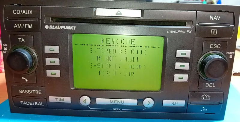 Ecranul unui Ford Blaupunkt TravelPilot EX după un cod greșit: codul introdus nu e valid, sistemul e blocat o oră